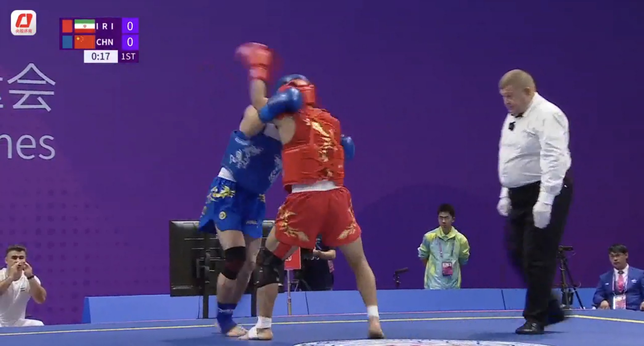 何烽在杭州亚运会散打男子70公斤决赛中稳健出击