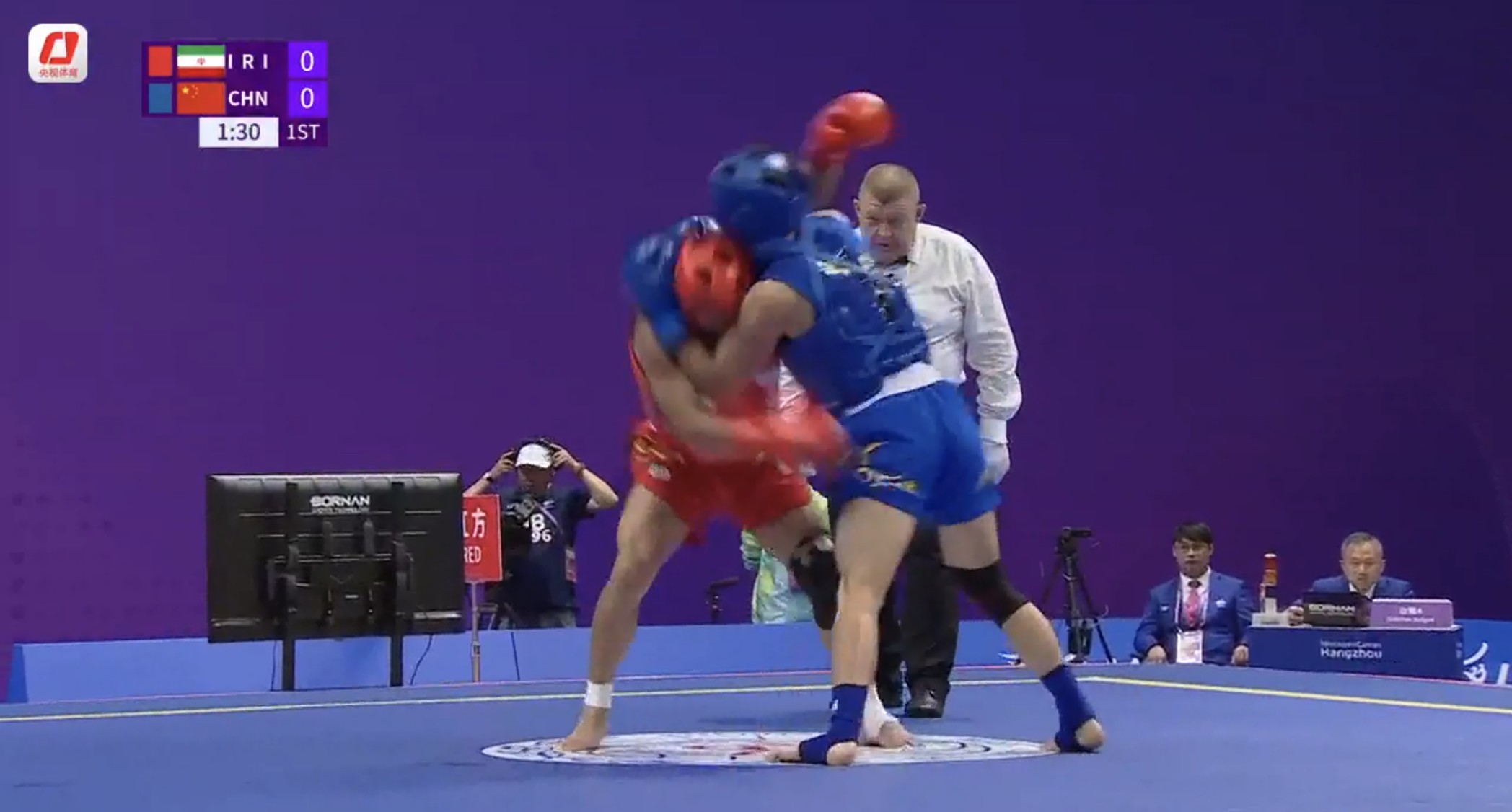 何烽在杭州亚运会散打男子70公斤决赛中稳健出击