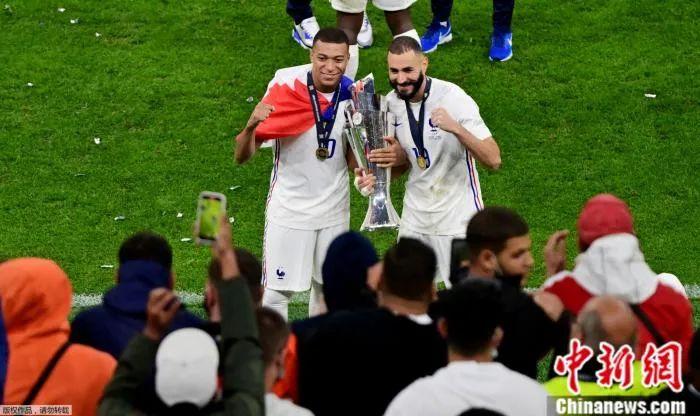 34岁本泽马斩获金球奖 大器晚成终圆梦