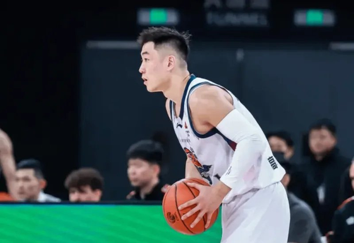 上海男篮主场力克山东 约翰逊爆发助队取胜