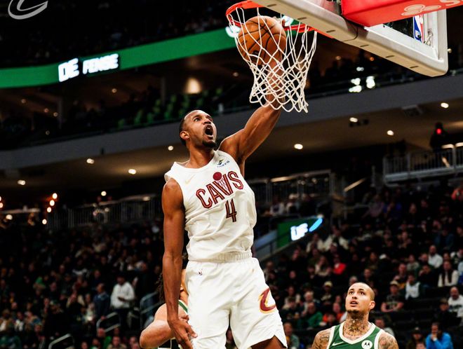 雄鹿低概率进季后赛 骑士逆风翻盘123-116胜